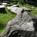 Разбросанные надгробья