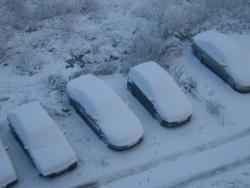 машины в снегу
